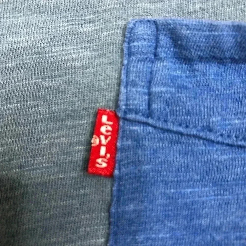 Levi’s  T-Shirt Grey/Blue Front Pocket Size Medium - Picture 7 of 16